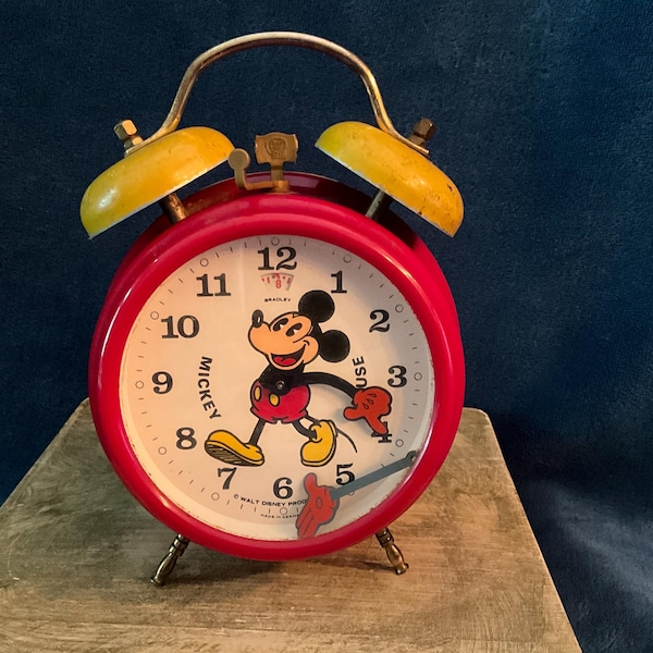 Despertador vintage da Walt Disney com o Mickey Mouse.