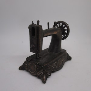 Vintage Miniature Sewing Machine pencil sharpener