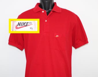 Polo vintage in piqué rosso con colletto a due bottoni, manica corta, grafica Swoosh del marchio Nike degli anni '90