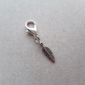 Minuscule plume argent clip sur charme avec fermoir à homard, marqueur de point, fermeture éclair, charme planificateur image 2