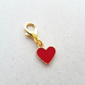 Dije de clip esmaltado de corazón rojo pequeño con cierre de langosta dorado, marcador de puntada, cremallera y planificador.