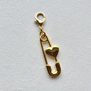Collana con ciondolo spilla da balia ispiratrice di Inspired Pins LOVE: regalo perfetto per qualcuno vicino al tuo cuore. - Italia