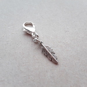 Minuscule plume argent clip sur charme avec fermoir à homard, marqueur de point, fermeture éclair, charme planificateur image 1