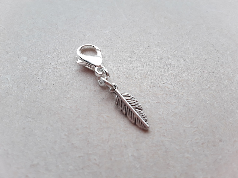 Minuscule plume argent clip sur charme avec fermoir à homard, marqueur de point, fermeture éclair, charme planificateur image 1