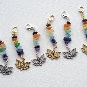 Chakra edelsteen chip lotusbloem clip-on bedel met karabijnsluiting, amethist, citrien, groene aventurijn, steekmarkering, ritssluiting, plannerbedel