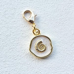 Round Gold and White Charm with Conch Shell, Clip on Charm with Lobster Clasp, 18k gold plated, Stitchmarker, Zipper, Planner Charm