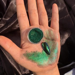 Chameleon Nail Powder | Emerald Tide Multichrome Color Shift Pigment | Color Shift Powder for Bike Helmets, Glass Art & DIY Home Decor NO8