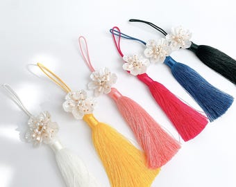 Dije de borla Norigae con flor coreana