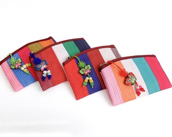 Bolso acolchado tradicional coreano Saekdong: Monedero cuadrado hecho a mano con dije de mariposa.