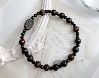 Pulsera rosario de madera de azufaifo y ónix con forma de rosa impactada por un rayo