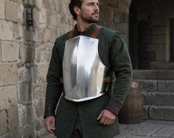 Coraza medieval de acero, peto de caballero pulido, armadura LARP con correas de cuero, disfraz de cosplay para feria renacentista.