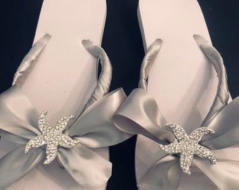 Infradito da sposa con strass e fiocco. Infradito da matrimonio. Zeppe da sposa con stelle marine. Scarpe da damigella d'onore. Infradito da sposa da spiaggia.