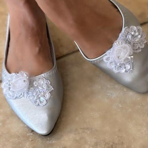 Zilveren bruidsschoenen | Ballerina&#39;s voor bruiloften | Trouwschoenen met lage hak met kralen en parels| Comfortabele bruidsandalen | Platte schoenen met spitse neus. Bruidsmeisjesschoenen.