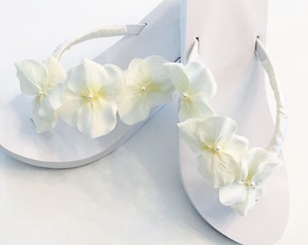 Sandalias/cuñas de novia. Sandalias florales para boda. Zapatos de novia con brillo. Zapatos para bodas de destino. Zapatos para bodas en la playa. Sandalias cómodas para novia.