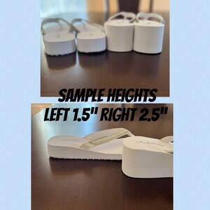 K&ouml;nnte beinhalten: Wei&szlig;e Plateausandalen mit einer Absatzh&ouml;he von 3,8 cm und 6,4 cm. Die Sandalen haben ein schlichtes Design mit einem Riemen, der mit einem dekorativen Element verziert ist. Der Text "SAMPLE HEIGHTS LEFT 1.5" RIGHT 2.5"" ist sichtbar.
