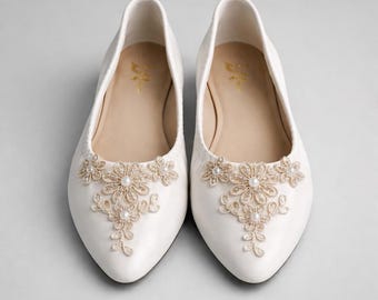 Bailarinas nupciales de encaje color champán. Zapatos con cuentas para la madre de la novia. Pantuflas para prepararse para la boda. Cómodas y fáciles de poner.