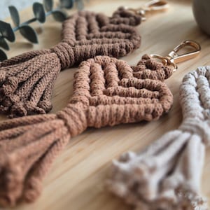 Brelok do kluczy w stylu boho z makramy w kształcie serca w 14 kolorach, z możliwością personalizacji | Wisiorek w kształcie serca | Prezent dla dziewczyny, mamy, siostry, na ślub, ukończenie szkoły