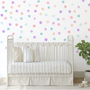 Juego de 84 calcomanías de pared con lunares de arcoíris pastel, calcomanías de pared para habitación infantil, puntos de acuarela de 5 cm, fáciles de despegar y pegar, ideales para alquiler - WBDOTW Pink Purple & Aqua