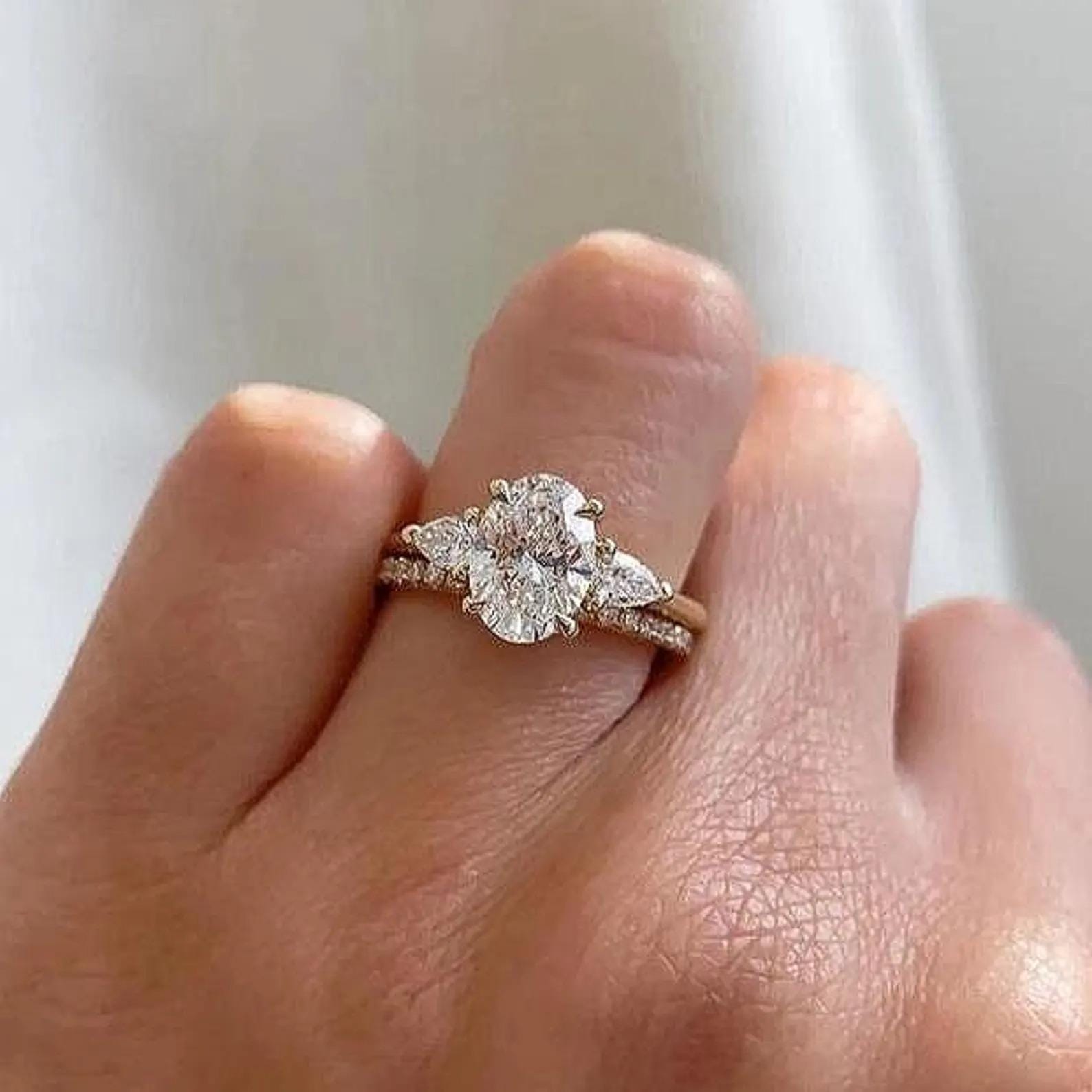 2 CT Oval Cut Moissanite Brautring Set, Drei Stein Ehering Set, atemberaubender Trilogy Style Verlobungsring mit passendem Eternity Band