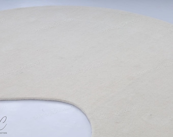 Tapete Dune Flow, cor creme sólido, curvado, tufado à mão, em lã premium creme e branco-creme.