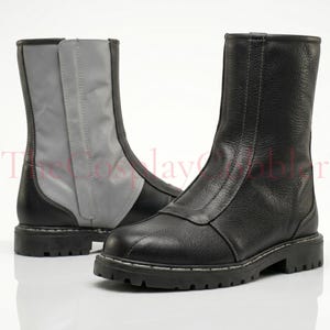 Custom black leather Mandalorian cosplay boots handmade for Halloween costumes, Comic Con, LARP events, and sci-fi convention cosplay. Rugged armored bounty hunter silhouette built to your exact measurements — foot length, width, instep and heel circumference. All sizes available including wide and extra-large. Crafted by expert artisans. Free worldwide tariff-free shipping.