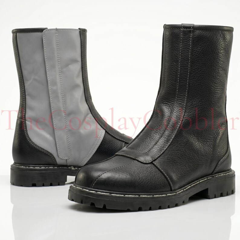 Custom black leather Mandalorian cosplay boots handmade for Halloween costumes, Comic Con, LARP events, and sci-fi convention cosplay. Rugged armored bounty hunter silhouette built to your exact measurements — foot length, width, instep and heel circumference. All sizes available including wide and extra-large. Crafted by expert artisans. Free worldwide tariff-free shipping.