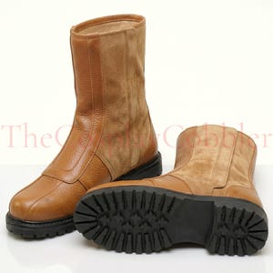 Custom Brown leather Mandalorian cosplay boots handmade for Halloween costumes, Comic Con, LARP events, and sci-fi convention cosplay. Rugged armored bounty hunter silhouette built to your exact measurements — foot length, width, instep and heel circumference. All sizes available including wide and extra-large. Crafted by expert artisans. Free worldwide tariff-free shipping.
