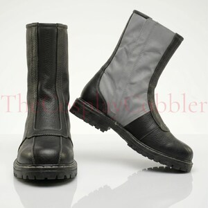 Custom black leather Mandalorian cosplay boots handmade for Halloween costumes, Comic Con, LARP events, and sci-fi convention cosplay. Rugged armored bounty hunter silhouette built to your exact measurements — foot length, width, instep and heel circumference. All sizes available including wide and extra-large. Crafted by expert artisans. Free worldwide tariff-free shipping.