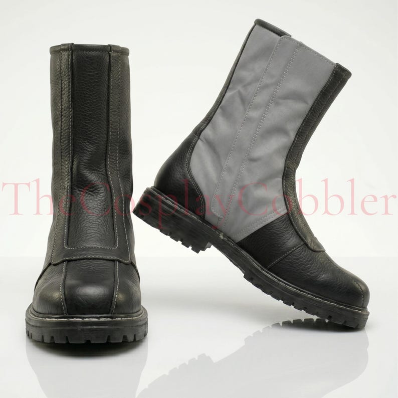 Custom black leather Mandalorian cosplay boots handmade for Halloween costumes, Comic Con, LARP events, and sci-fi convention cosplay. Rugged armored bounty hunter silhouette built to your exact measurements — foot length, width, instep and heel circumference. All sizes available including wide and extra-large. Crafted by expert artisans. Free worldwide tariff-free shipping.