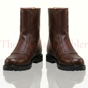 Custom brown leather Mandalorian cosplay boots handmade for Halloween costumes, Comic Con, LARP events, and sci-fi convention cosplay. Rugged armored bounty hunter silhouette built to your exact measurements — foot length, width, instep and heel circumference. All sizes available including wide and extra-large. Crafted by expert artisans. Free worldwide tariff-free shipping.