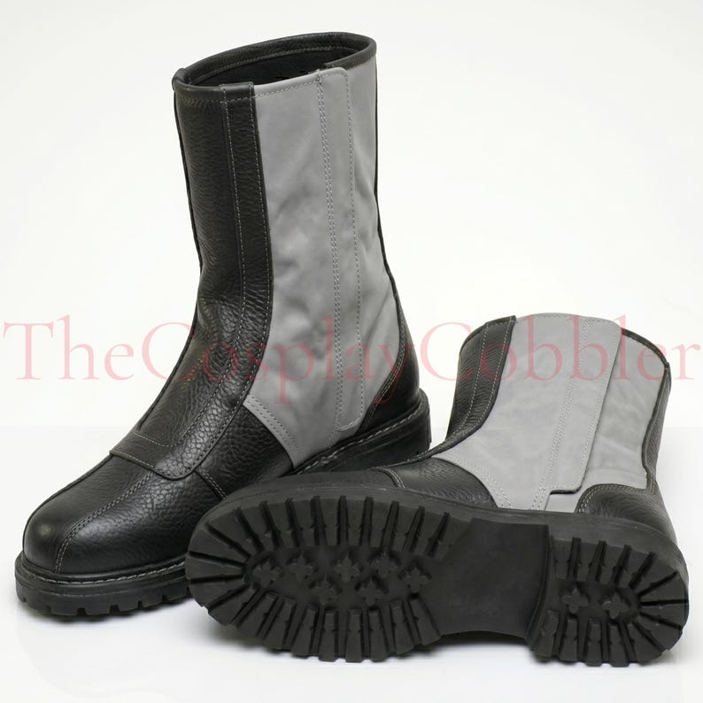 Custom black leather Mandalorian cosplay boots handmade for Halloween costumes, Comic Con, LARP events, and sci-fi convention cosplay. Rugged armored bounty hunter silhouette built to your exact measurements — foot length, width, instep and heel circumference. All sizes available including wide and extra-large. Crafted by expert artisans. Free worldwide tariff-free shipping.