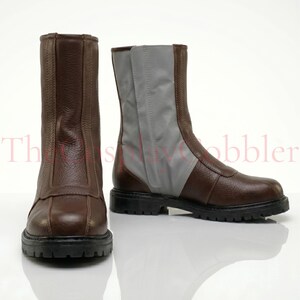 Custom brown leather Mandalorian cosplay boots handmade for Halloween costumes, Comic Con, LARP events, and sci-fi convention cosplay. Rugged armored bounty hunter silhouette built to your exact measurements — foot length, width, instep and heel circumference. All sizes available including wide and extra-large. Crafted by expert artisans. Free worldwide tariff-free shipping.