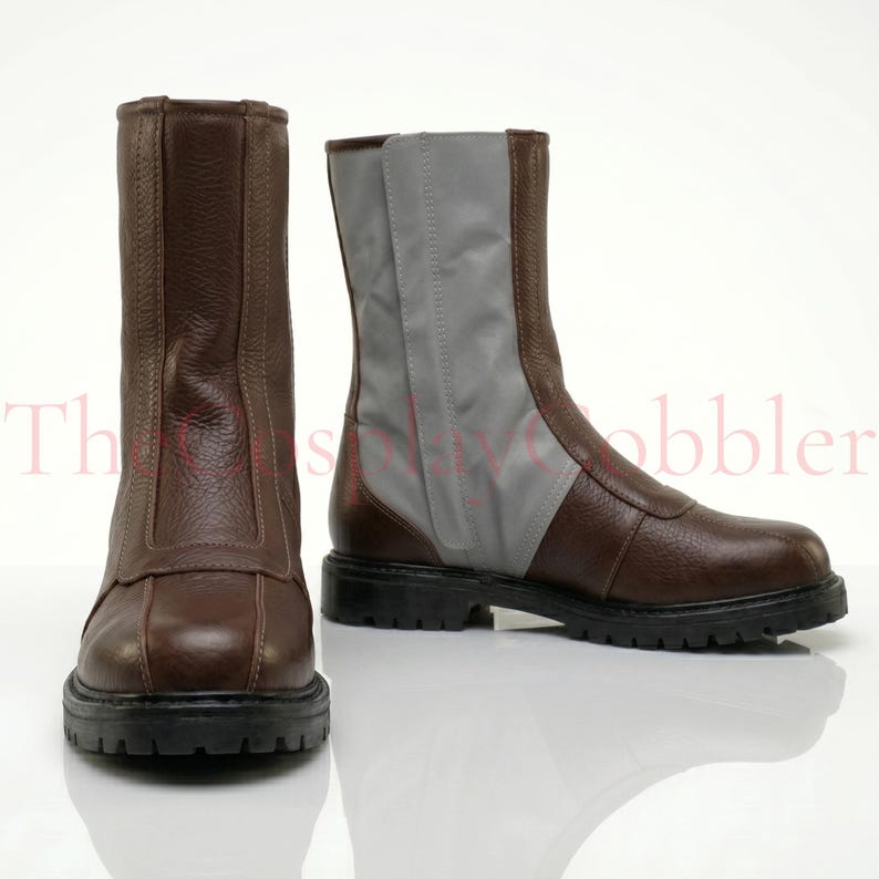 Custom brown leather Mandalorian cosplay boots handmade for Halloween costumes, Comic Con, LARP events, and sci-fi convention cosplay. Rugged armored bounty hunter silhouette built to your exact measurements — foot length, width, instep and heel circumference. All sizes available including wide and extra-large. Crafted by expert artisans. Free worldwide tariff-free shipping.