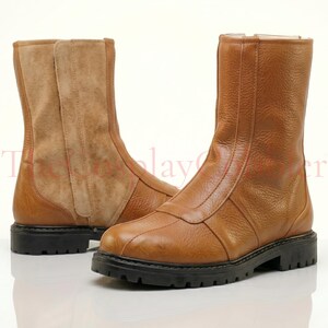 Custom Brown leather Mandalorian cosplay boots handmade for Halloween costumes, Comic Con, LARP events, and sci-fi convention cosplay. Rugged armored bounty hunter silhouette built to your exact measurements — foot length, width, instep and heel circumference. All sizes available including wide and extra-large. Crafted by expert artisans. Free worldwide tariff-free shipping.