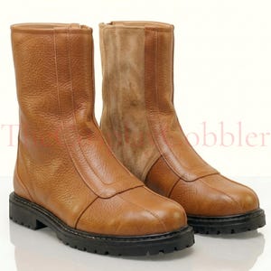 Custom Brown leather Mandalorian cosplay boots handmade for Halloween costumes, Comic Con, LARP events, and sci-fi convention cosplay. Rugged armored bounty hunter silhouette built to your exact measurements — foot length, width, instep and heel circumference. All sizes available including wide and extra-large. Crafted by expert artisans. Free worldwide tariff-free shipping.