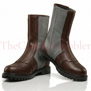 Custom brown leather Mandalorian cosplay boots handmade for Halloween costumes, Comic Con, LARP events, and sci-fi convention cosplay. Rugged armored bounty hunter silhouette built to your exact measurements — foot length, width, instep and heel circumference. All sizes available including wide and extra-large. Crafted by expert artisans. Free worldwide tariff-free shipping.