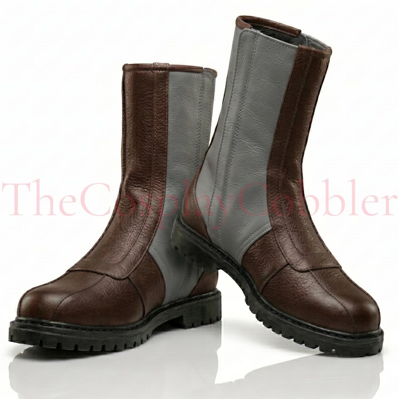 Custom brown leather Mandalorian cosplay boots handmade for Halloween costumes, Comic Con, LARP events, and sci-fi convention cosplay. Rugged armored bounty hunter silhouette built to your exact measurements — foot length, width, instep and heel circumference. All sizes available including wide and extra-large. Crafted by expert artisans. Free worldwide tariff-free shipping.