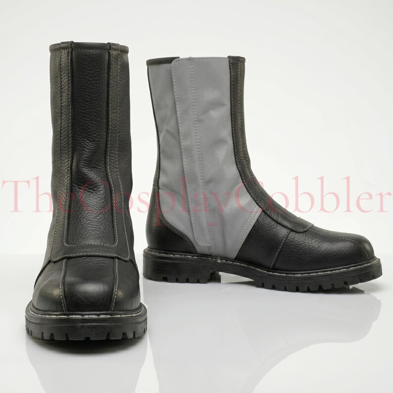 Custom black leather Mandalorian cosplay boots handmade for Halloween costumes, Comic Con, LARP events, and sci-fi convention cosplay. Rugged armored bounty hunter silhouette built to your exact measurements — foot length, width, instep and heel circumference. All sizes available including wide and extra-large. Crafted by expert artisans. Free worldwide tariff-free shipping.