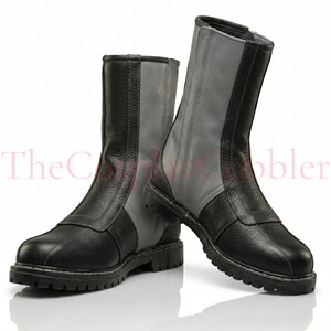 Custom black leather Mandalorian cosplay boots handmade for Halloween costumes, Comic Con, LARP events, and sci-fi convention cosplay. Rugged armored bounty hunter silhouette built to your exact measurements — foot length, width, instep and heel circumference. All sizes available including wide and extra-large. Crafted by expert artisans. Free worldwide tariff-free shipping.