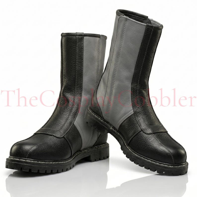 Custom black leather Mandalorian cosplay boots handmade for Halloween costumes, Comic Con, LARP events, and sci-fi convention cosplay. Rugged armored bounty hunter silhouette built to your exact measurements — foot length, width, instep and heel circumference. All sizes available including wide and extra-large. Crafted by expert artisans. Free worldwide tariff-free shipping.