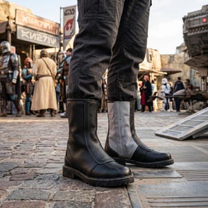 Custom black leather Mandalorian cosplay boots handmade for Halloween costumes, Comic Con, LARP events, and sci-fi convention cosplay. Rugged armored bounty hunter silhouette built to your exact measurements — foot length, width, instep and heel circumference. All sizes available including wide and extra-large. Crafted by expert artisans. Free worldwide tariff-free shipping.