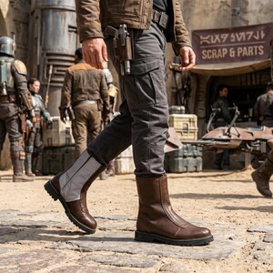 Custom brown leather Mandalorian cosplay boots handmade for Halloween costumes, Comic Con, LARP events, and sci-fi convention cosplay. Rugged armored bounty hunter silhouette built to your exact measurements — foot length, width, instep and heel circumference. All sizes available including wide and extra-large. Crafted by expert artisans. Free worldwide tariff-free shipping.