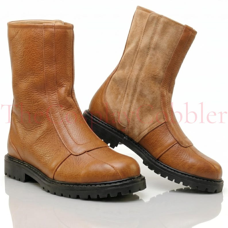 Custom Brown leather Mandalorian cosplay boots handmade for Halloween costumes, Comic Con, LARP events, and sci-fi convention cosplay. Rugged armored bounty hunter silhouette built to your exact measurements — foot length, width, instep and heel circumference. All sizes available including wide and extra-large. Crafted by expert artisans. Free worldwide tariff-free shipping.