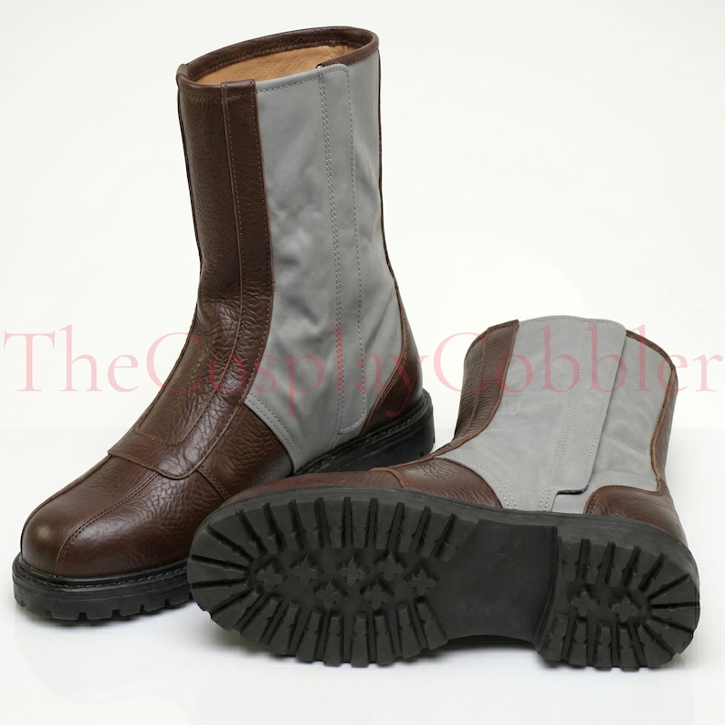 Custom brown leather Mandalorian cosplay boots handmade for Halloween costumes, Comic Con, LARP events, and sci-fi convention cosplay. Rugged armored bounty hunter silhouette built to your exact measurements — foot length, width, instep and heel circumference. All sizes available including wide and extra-large. Crafted by expert artisans. Free worldwide tariff-free shipping.