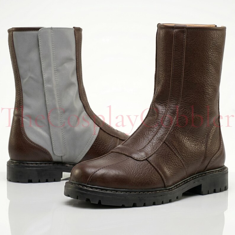 Custom brown leather Mandalorian cosplay boots handmade for Halloween costumes, Comic Con, LARP events, and sci-fi convention cosplay. Rugged armored bounty hunter silhouette built to your exact measurements — foot length, width, instep and heel circumference. All sizes available including wide and extra-large. Crafted by expert artisans. Free worldwide tariff-free shipping.