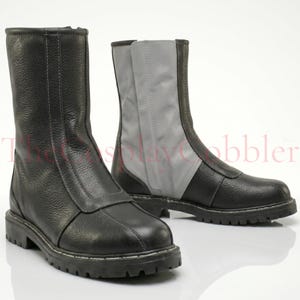 Custom black leather Mandalorian cosplay boots handmade for Halloween costumes, Comic Con, LARP events, and sci-fi convention cosplay. Rugged armored bounty hunter silhouette built to your exact measurements — foot length, width, instep and heel circumference. All sizes available including wide and extra-large. Crafted by expert artisans. Free worldwide tariff-free shipping.