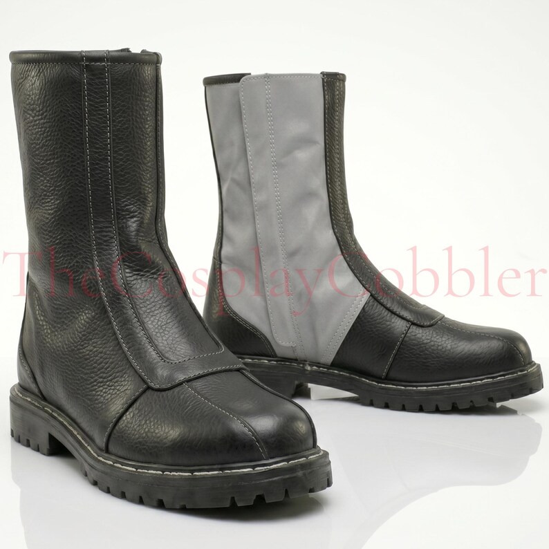 Custom black leather Mandalorian cosplay boots handmade for Halloween costumes, Comic Con, LARP events, and sci-fi convention cosplay. Rugged armored bounty hunter silhouette built to your exact measurements — foot length, width, instep and heel circumference. All sizes available including wide and extra-large. Crafted by expert artisans. Free worldwide tariff-free shipping.