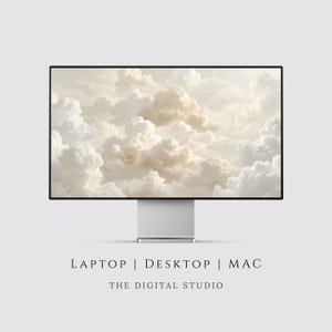 Può includere: Un monitor per computer con una sottile cornice nera e un supporto argentato che mostra uno schermo pieno di soffici nuvole bianche e beige. Sotto il monitor, il testo recita LAPTOP | DESKTOP | MAC e THE DIGITAL STUDIO in carattere nero.