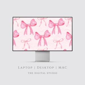 Puede incluir: Un monitor de computadora que muestra un fondo de pantalla digital con un patrón repetitivo de lazos rosas de acuarela sobre un fondo rosa claro. Debajo del monitor, el texto dice: LAPTOP | DESKTOP | MAC THE DIGITAL STUDIO.