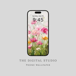 Puede incluir: Un teléfono inteligente que muestra un fondo de pantalla digital con una pintura al óleo de flores silvestres rosas y naranjas en un campo verde. La pantalla muestra la hora 9:45 y la fecha Sunday, July 05. Debajo del teléfono, el texto dice THE DIGITAL STUDIO PHONE WALLPAPER.